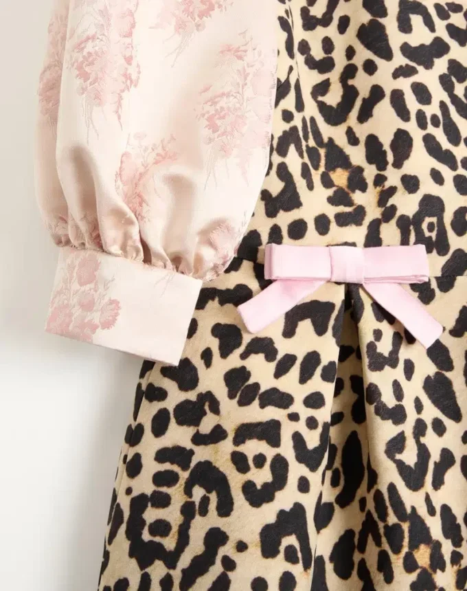 Kurzes Kleid aus Crêpe Couture mit Animalier-Print Kurzes Kleid aus Crêpe Couture mit Animalier-Print
