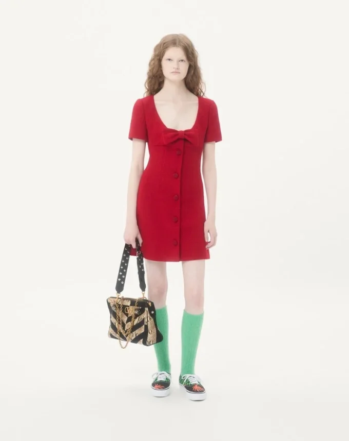 Kurzes Kleid aus einfarbigem Wolltweed Kurzes Kleid aus einfarbigem Wolltweed
