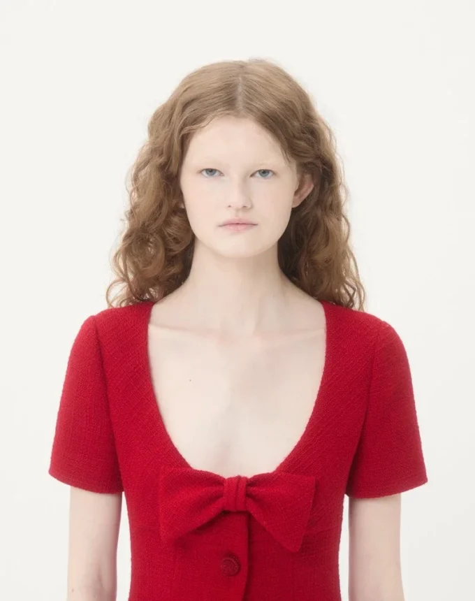 Kurzes Kleid aus einfarbigem Wolltweed Kurzes Kleid aus einfarbigem Wolltweed