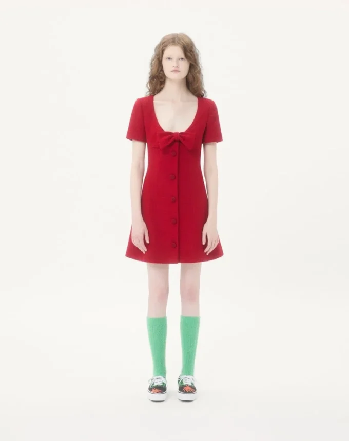 Kurzes Kleid aus einfarbigem Wolltweed Kurzes Kleid aus einfarbigem Wolltweed