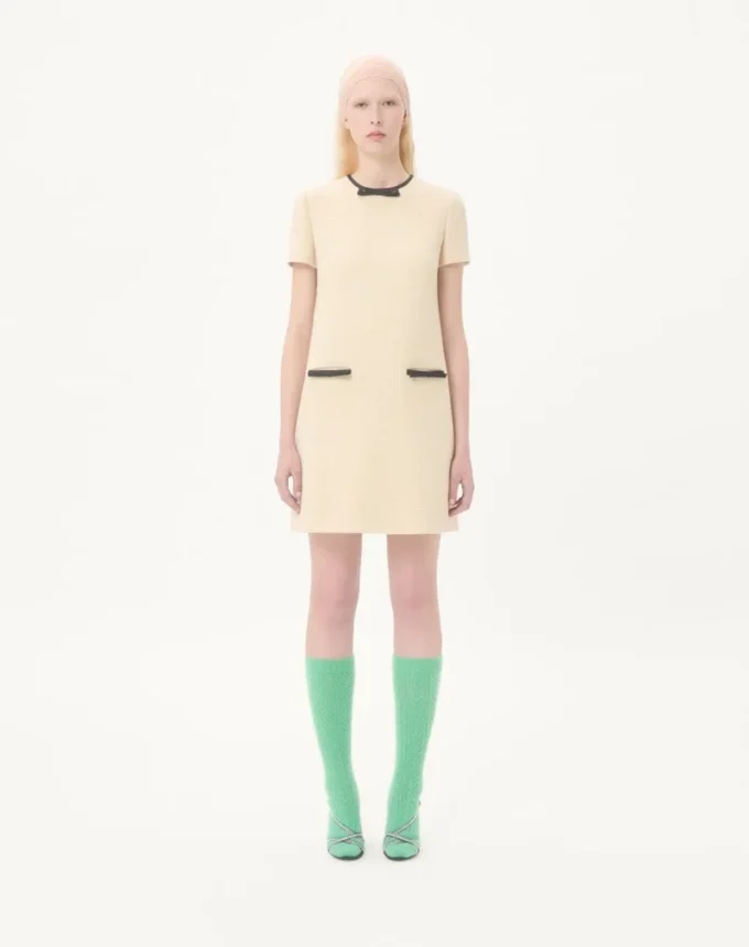 Kurzes Kleid aus einfarbigem Wolltweed Kurzes Kleid aus einfarbigem Wolltweed