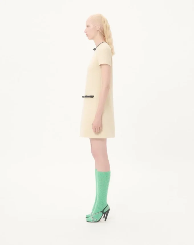 Kurzes Kleid aus einfarbigem Wolltweed Kurzes Kleid aus einfarbigem Wolltweed