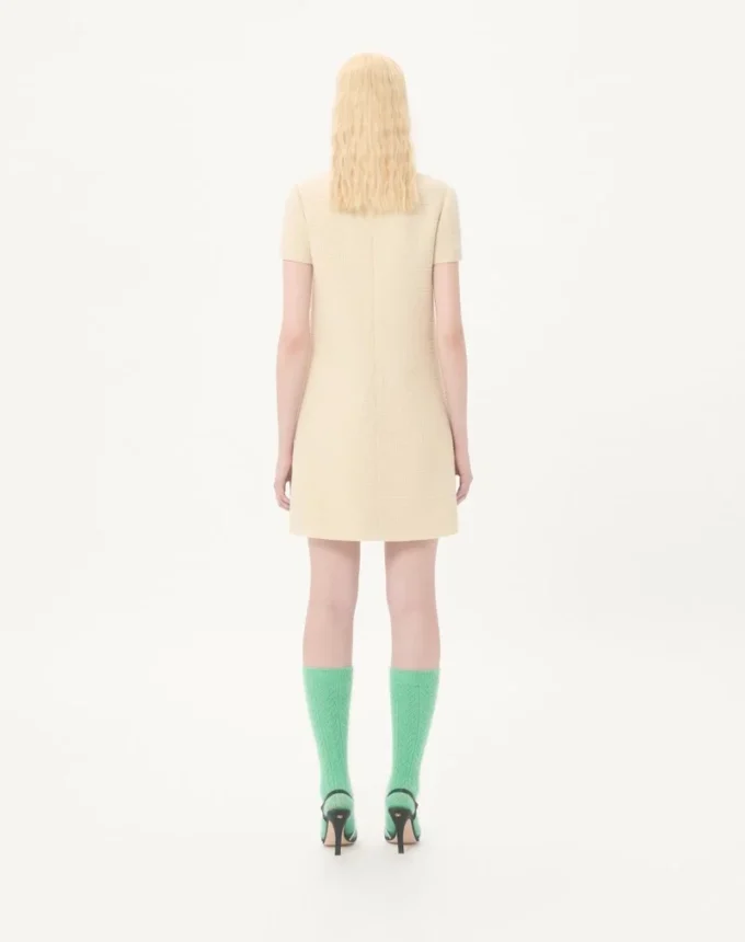 Kurzes Kleid aus einfarbigem Wolltweed Kurzes Kleid aus einfarbigem Wolltweed