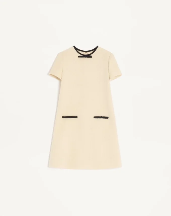 Kurzes Kleid aus einfarbigem Wolltweed Kurzes Kleid aus einfarbigem Wolltweed