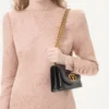 Kurzes Kleid aus floralem Matelassé Kurzes Kleid aus floralem Matelassé