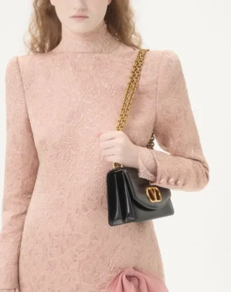 Kurzes Kleid aus floralem Matelassé Kurzes Kleid aus floralem Matelassé