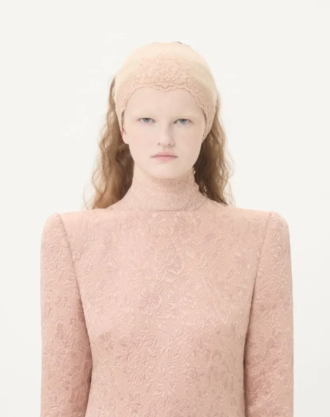 Kurzes Kleid aus floralem Matelassé Kurzes Kleid aus floralem Matelassé