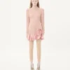 Kurzes Kleid aus floralem Matelassé Kurzes Kleid aus floralem Matelassé