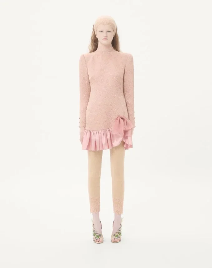 Kurzes Kleid aus floralem Matelassé Kurzes Kleid aus floralem Matelassé