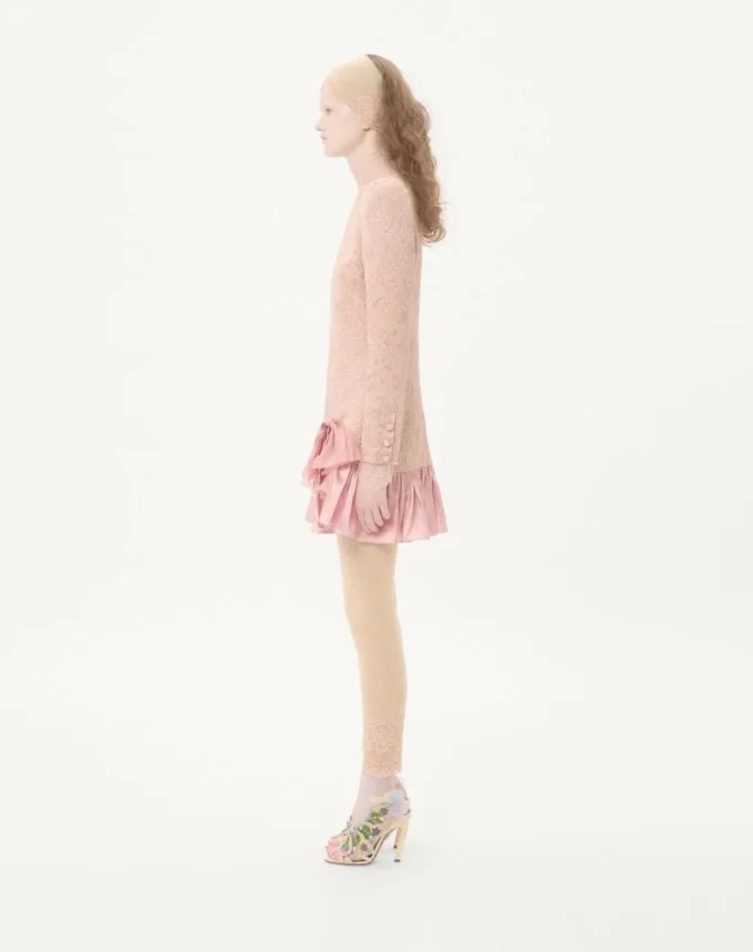 Kurzes Kleid aus floralem Matelassé Kurzes Kleid aus floralem Matelassé