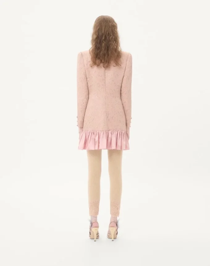 Kurzes Kleid aus floralem Matelassé Kurzes Kleid aus floralem Matelassé