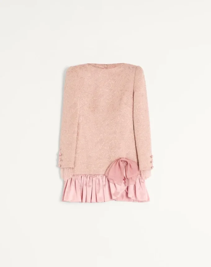 Kurzes Kleid aus floralem Matelassé Kurzes Kleid aus floralem Matelassé