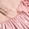 Kurzes Kleid aus floralem Matelassé Kurzes Kleid aus floralem Matelassé