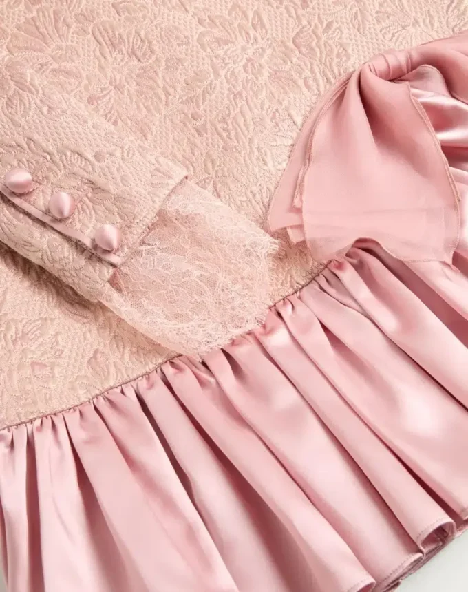 Kurzes Kleid aus floralem Matelassé Kurzes Kleid aus floralem Matelassé