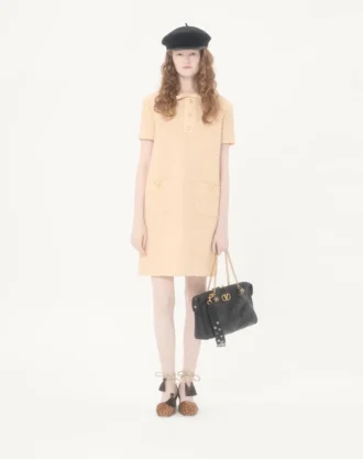Kurzes Kleid aus gekräuselter Wolle Kurzes Kleid aus gekräuselter Wolle