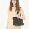Kurzes Kleid aus gekräuselter Wolle Kurzes Kleid aus gekräuselter Wolle