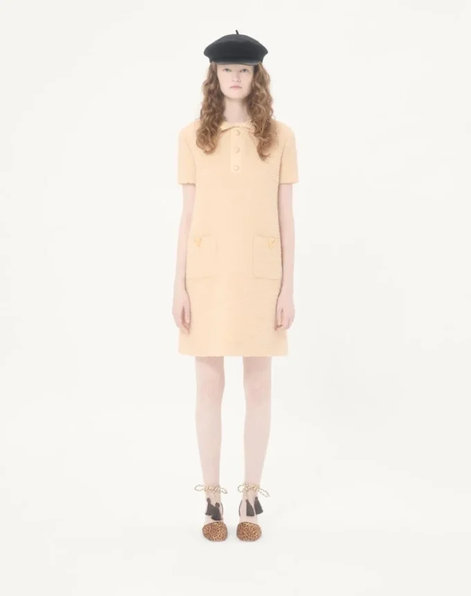 Kurzes Kleid aus gekräuselter Wolle Kurzes Kleid aus gekräuselter Wolle
