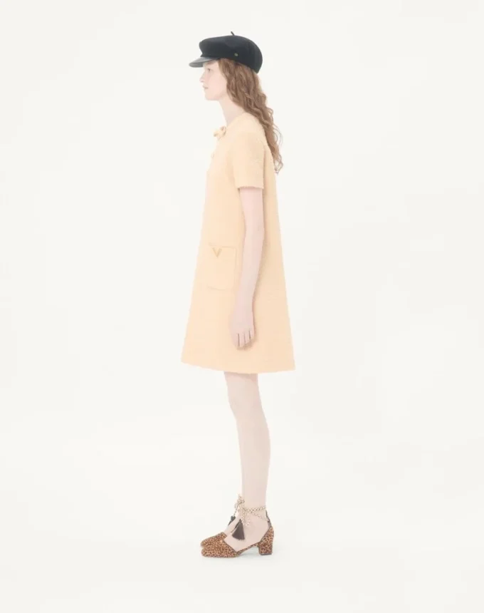 Kurzes Kleid aus gekräuselter Wolle Kurzes Kleid aus gekräuselter Wolle