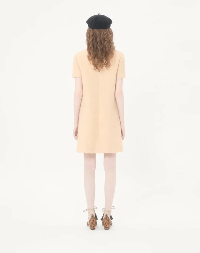 Kurzes Kleid aus gekräuselter Wolle Kurzes Kleid aus gekräuselter Wolle