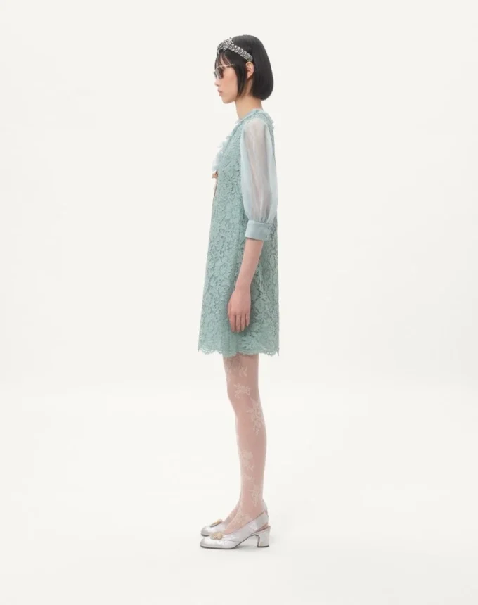 Kurzes Kleid aus schwerer Spitze Kurzes Kleid aus schwerer Spitze
