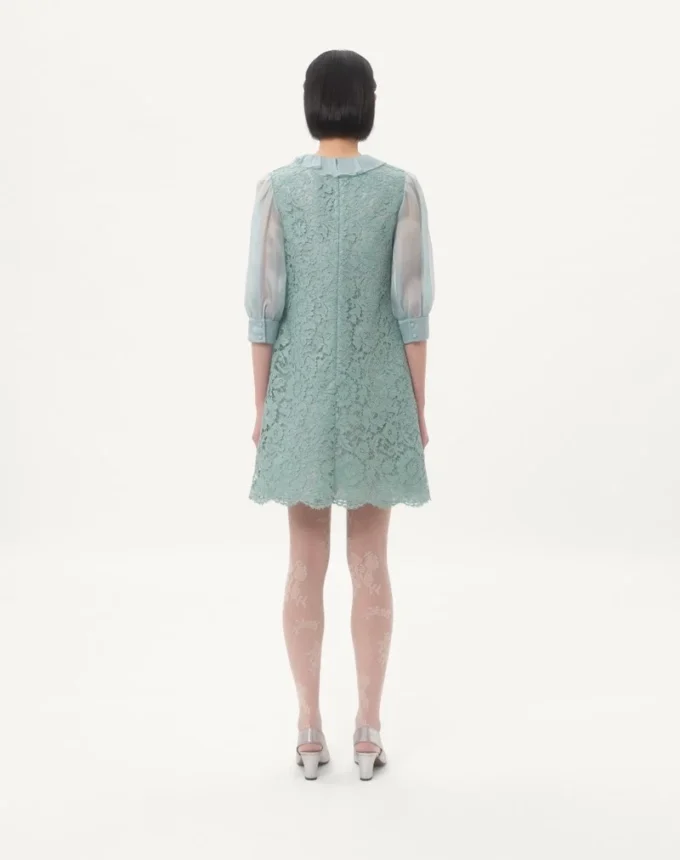 Kurzes Kleid aus schwerer Spitze Kurzes Kleid aus schwerer Spitze