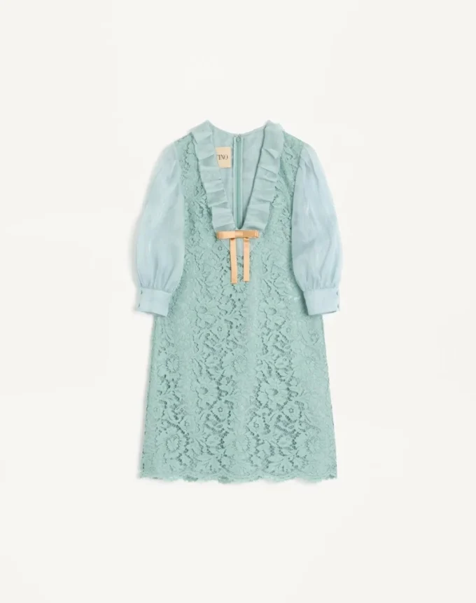 Kurzes Kleid aus schwerer Spitze Kurzes Kleid aus schwerer Spitze