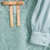 Kurzes Kleid aus schwerer Spitze Kurzes Kleid aus schwerer Spitze
