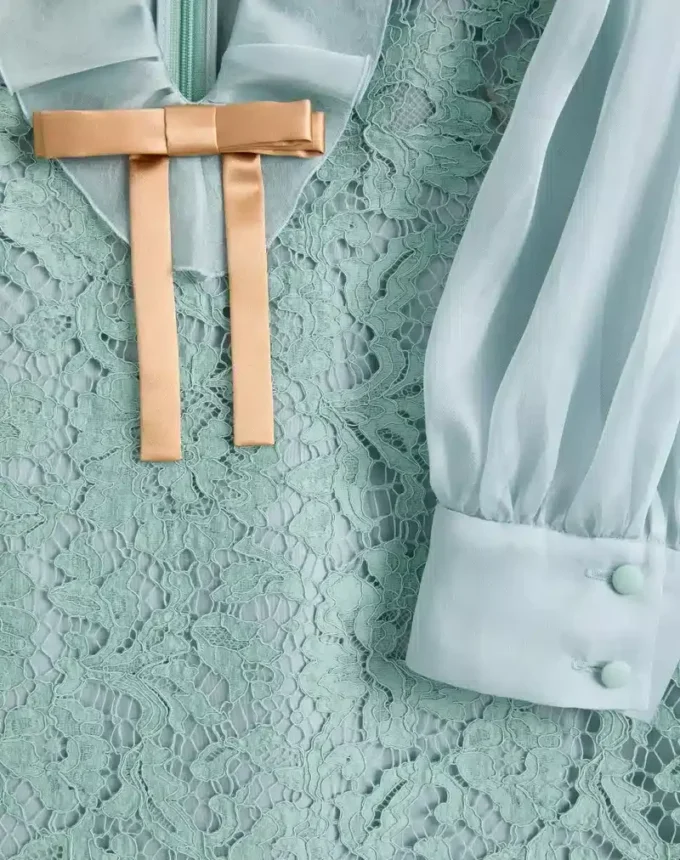 Kurzes Kleid aus schwerer Spitze Kurzes Kleid aus schwerer Spitze