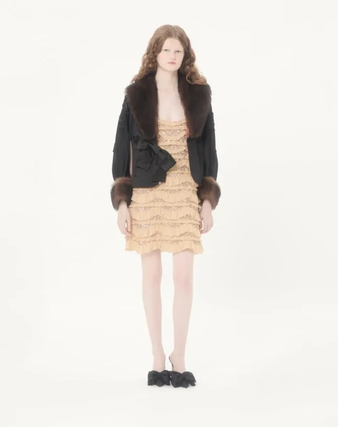 Kurzes Kleid aus Tüll mit Illusione-Stickerei Kurzes Kleid aus Tüll mit Illusione-Stickerei