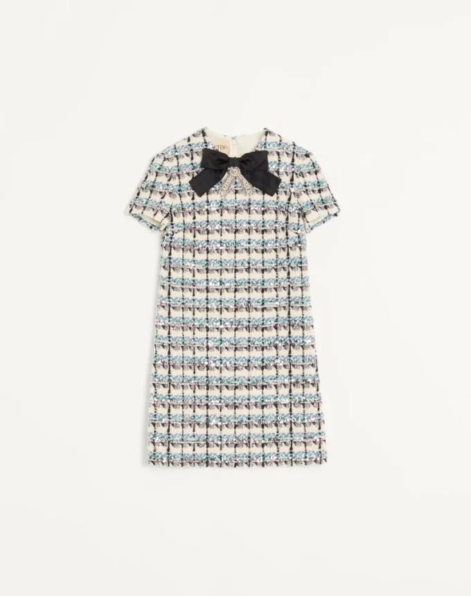 KURZES KLEID AUS TWEED MIT PAILLETTENSTICKEREI KURZES KLEID AUS TWEED MIT PAILLETTENSTICKEREI