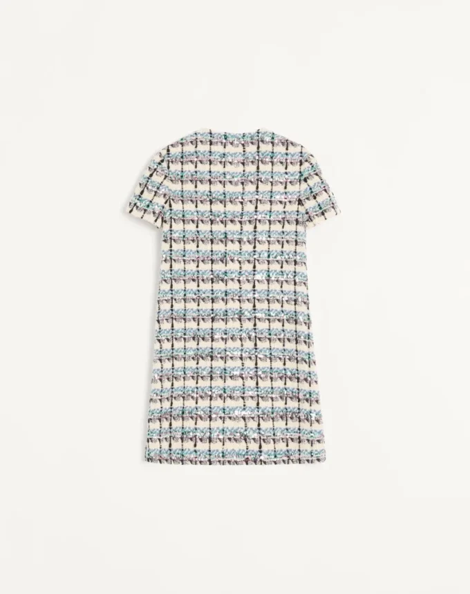 KURZES KLEID AUS TWEED MIT PAILLETTENSTICKEREI KURZES KLEID AUS TWEED MIT PAILLETTENSTICKEREI
