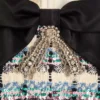 KURZES KLEID AUS TWEED MIT PAILLETTENSTICKEREI KURZES KLEID AUS TWEED MIT PAILLETTENSTICKEREI