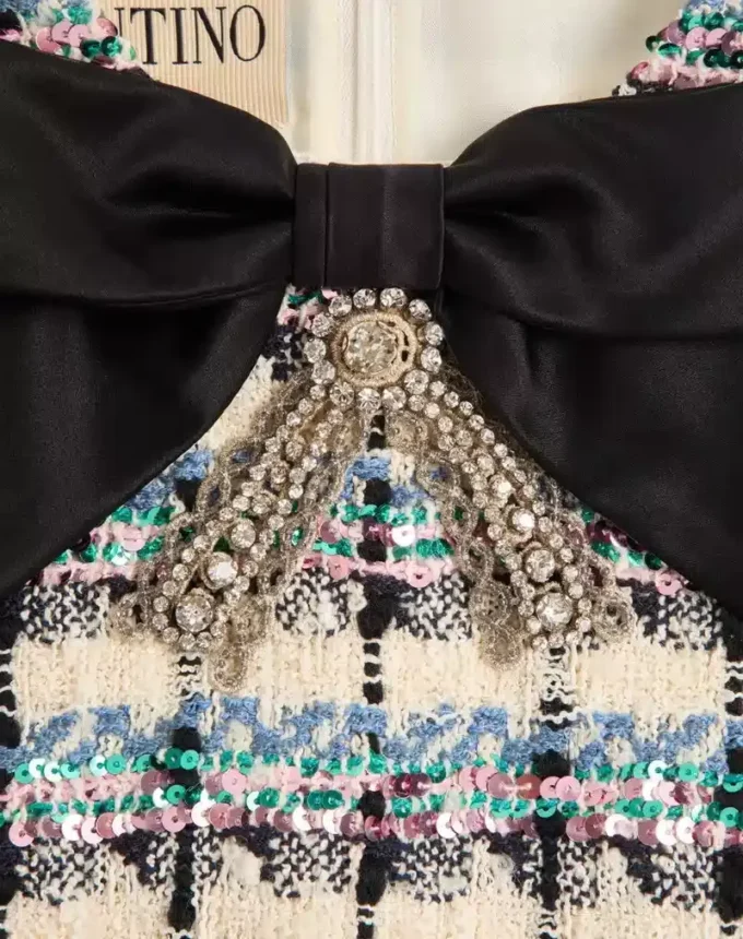 KURZES KLEID AUS TWEED MIT PAILLETTENSTICKEREI KURZES KLEID AUS TWEED MIT PAILLETTENSTICKEREI