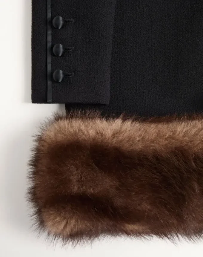 Kurzes Kleid aus Wollkrepp Kurzes Kleid aus Wollkrepp