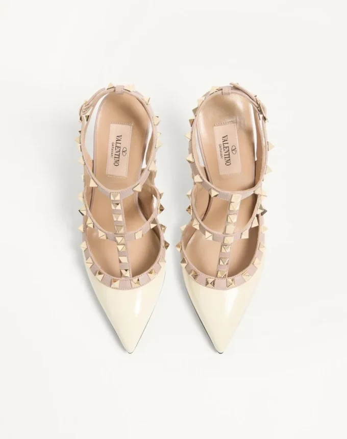 Lackleder-Pumps mit Rockstud-Käfig 100 mm Lackleder-Pumps mit Rockstud-Käfig 100 mm