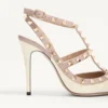 Lackleder-Pumps mit Rockstud-Käfig 100 mm Lackleder-Pumps mit Rockstud-Käfig 100 mm