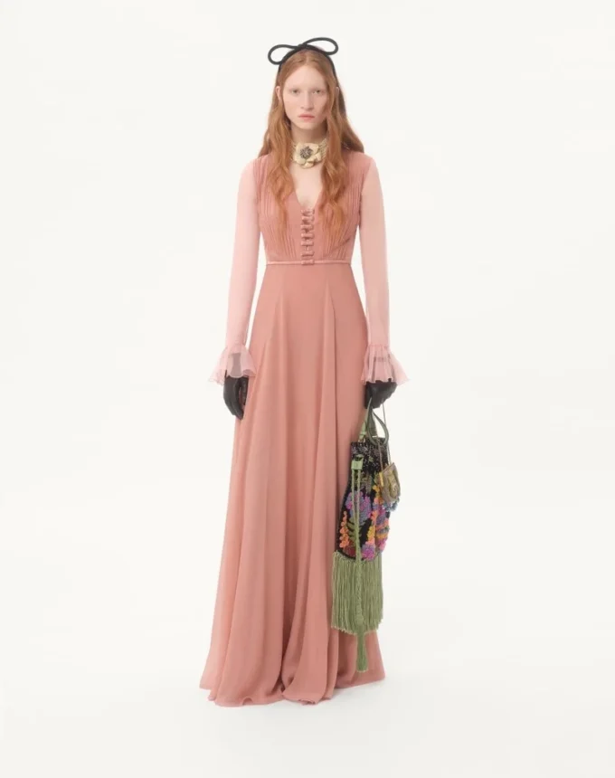 Langes Kleid aus leichtem Georgette Langes Kleid aus leichtem Georgette