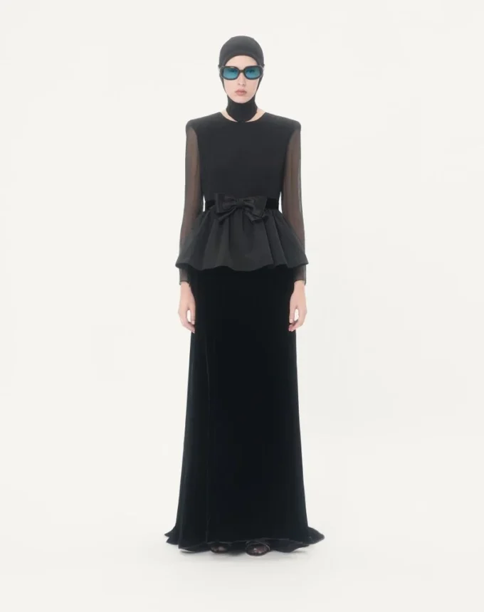 Langes Kleid aus Sablé-Samt Langes Kleid aus Sablé-Samt