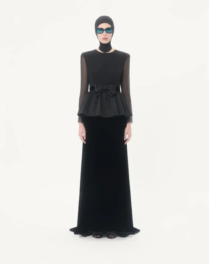 Langes Kleid aus Sablé-Samt Langes Kleid aus Sablé-Samt