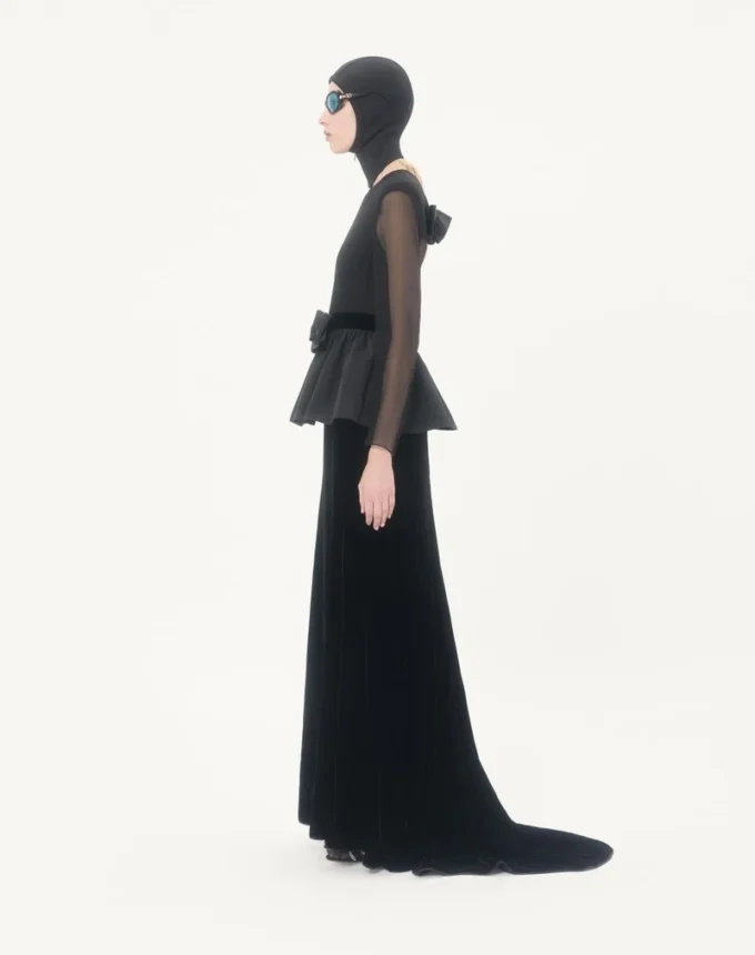Langes Kleid aus Sablé-Samt Langes Kleid aus Sablé-Samt