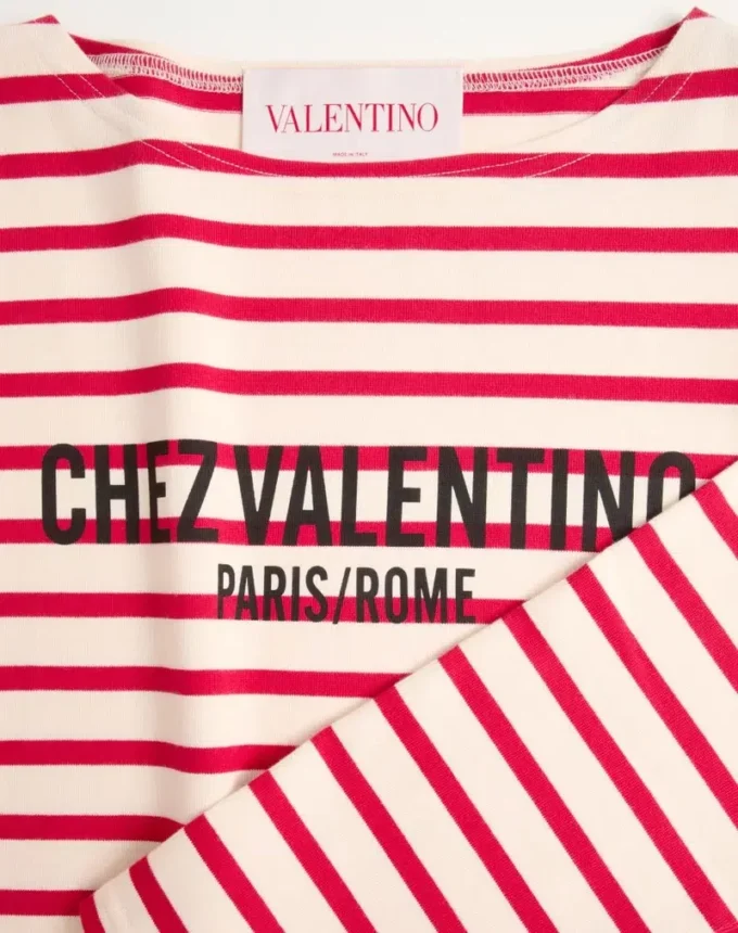 LANGÄRMELIGES BAUMWOLL-T-SHIRT MIT CHEZ VALENTINO-PRINT LANGÄRMELIGES BAUMWOLL-T-SHIRT MIT CHEZ VALENTINO-PRINT