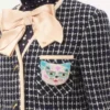 Le Chat De La Maison Brosche aus Jacquard-Stoff mit Perlenstickerei aus Harz Le Chat De La Maison Brosche aus Jacquard-Stoff mit Perlenstickerei aus Harz