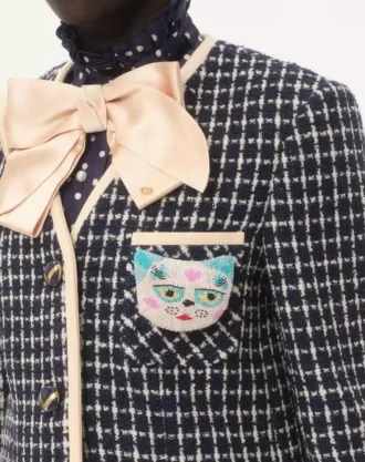 Le Chat De La Maison Brosche aus Jacquard-Stoff mit Perlenstickerei aus Harz