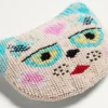 Le Chat De La Maison Brosche aus Jacquard-Stoff mit Perlenstickerei aus Harz Le Chat De La Maison Brosche aus Jacquard-Stoff mit Perlenstickerei aus Harz