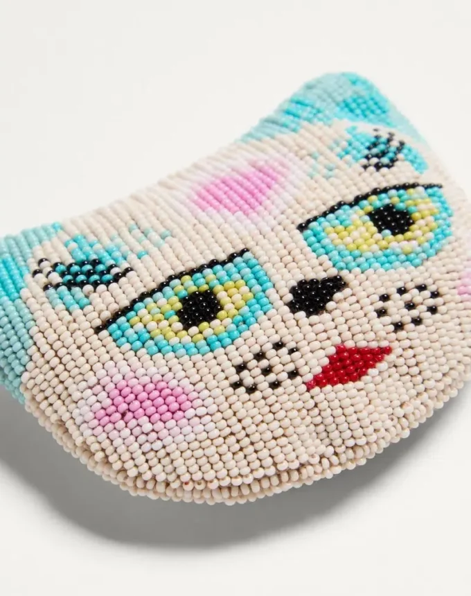 Le Chat De La Maison Brosche aus Jacquard-Stoff mit Perlenstickerei aus Harz Le Chat De La Maison Brosche aus Jacquard-Stoff mit Perlenstickerei aus Harz