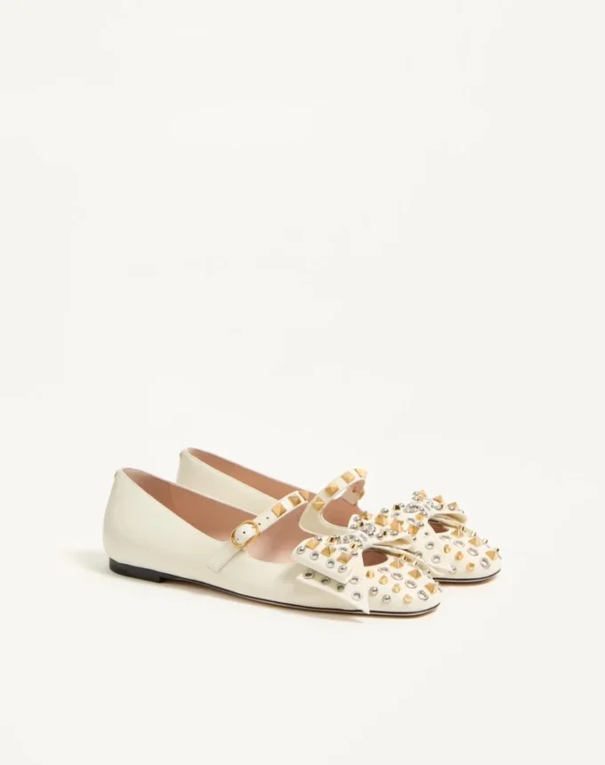 Mary-Jane Bowow Ballerina aus Zickleinleder mit Nieten Mary-Jane Bowow Ballerina aus Zickleinleder mit Nieten