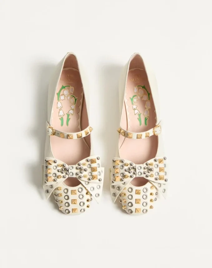 Mary-Jane Bowow Ballerina aus Zickleinleder mit Nieten Mary-Jane Bowow Ballerina aus Zickleinleder mit Nieten