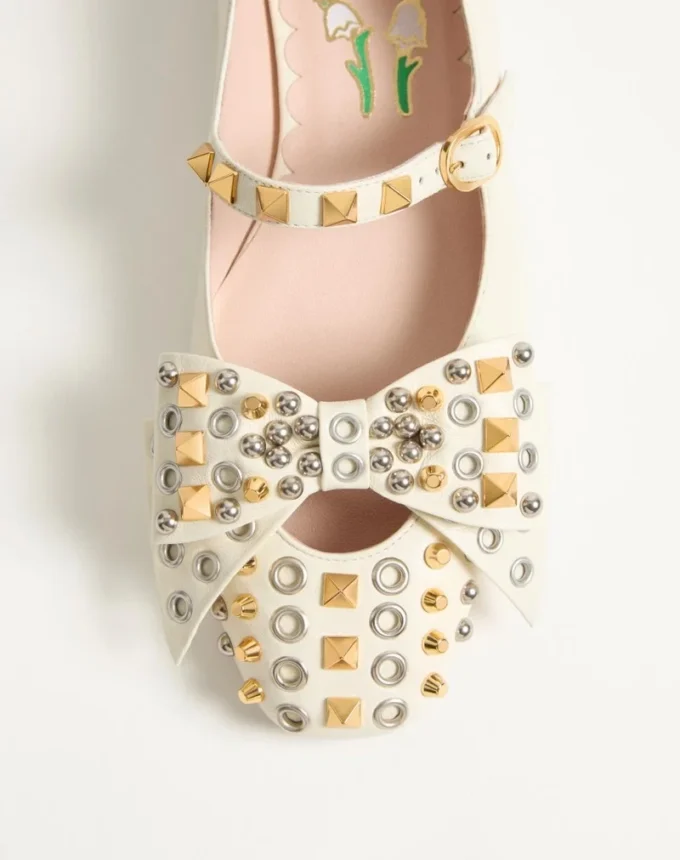 Mary-Jane Bowow Ballerina aus Zickleinleder mit Nieten Mary-Jane Bowow Ballerina aus Zickleinleder mit Nieten