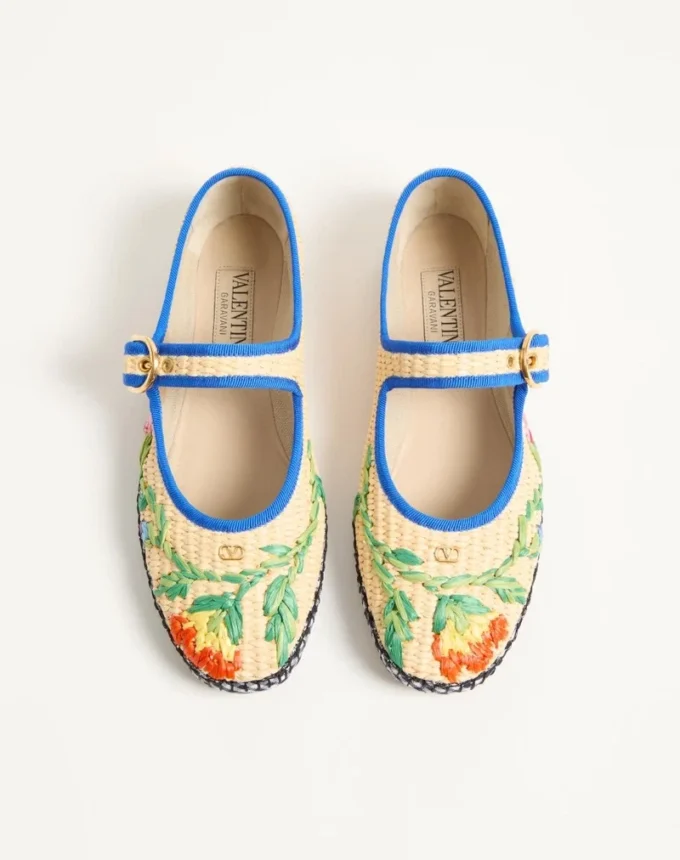 Mary-Jane Endouce Ballerina aus Raffia mit Blumenstickerei Mary-Jane Endouce Ballerina aus Raffia mit Blumenstickerei