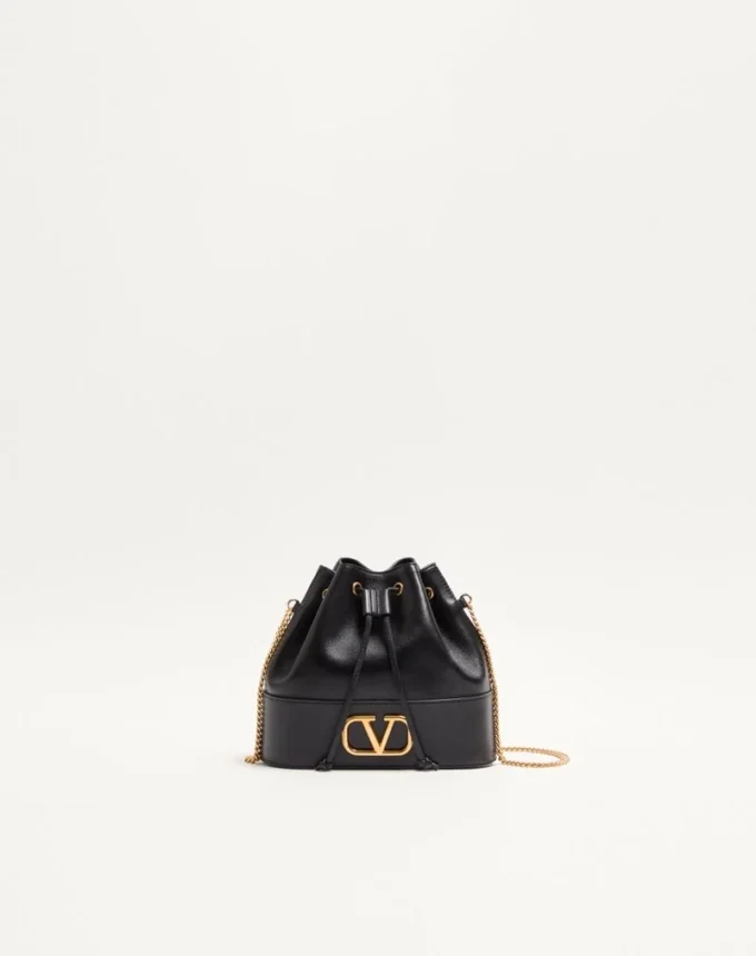 Mini-Beuteltasche aus Nappaleder mit Vlogo-Signaturkette Mini-Beuteltasche aus Nappaleder mit Vlogo-Signaturkette